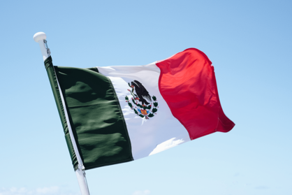 Fahnenmast mit der Flagge von Mexiko.