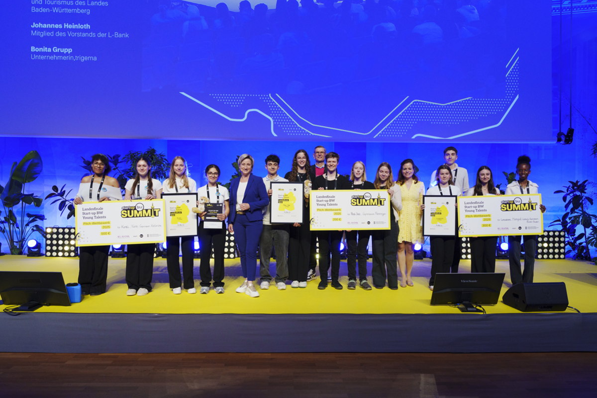 Gruppenfoto von der Preisverleihung von Start-up BW Young Talents 2025 mit Wirtschaftsministerin Dr. Nicole Hoffmeister-Kraut, Johannes Heinloth und Bonita Grupp. Bildrechte: Kristijan Matic.