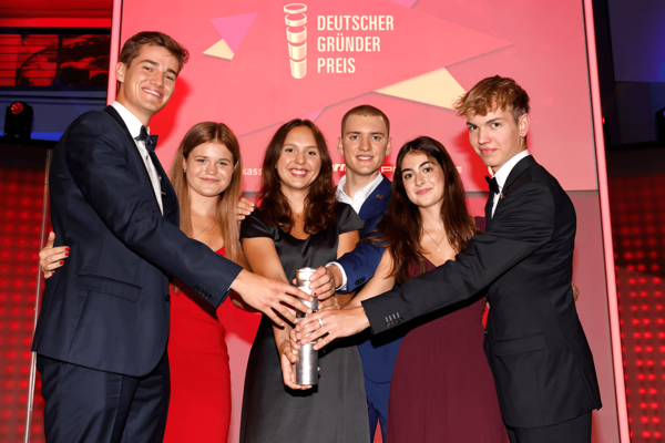Aufnahme der Siegerinnen und Sieger bei der Preisverleihung des Deutschen Gründerpreises für Schülerinnen und Schüler 2022.
