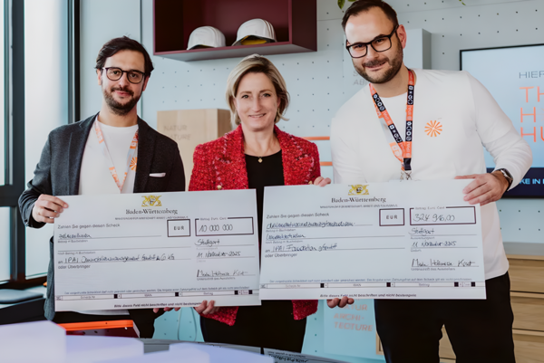 Wirtschaftsministerin Dr. Nicole Hoffmeister-Kraut bei der Übergabe des Förderschecks an die Verantwortlichen des IPAI in Heilbronn. Bildrechte: IPAI.