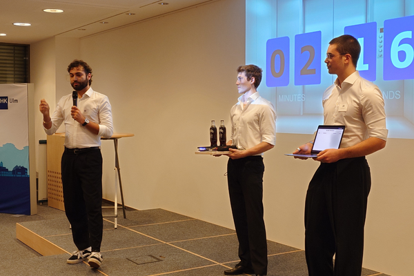 Team von ARC62 auf der Bühne beim Pitch im Rahmen des Elevator Pitch Regional Cup Ulm am 11. November 2025. Bildrechte: IHK Ulm.