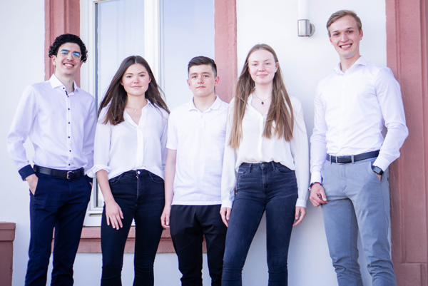 Ein Gruppenfoto von einem fünfköpfigen Schulteam. Deutscher Gründerpreis für Schülerinnen und Schüler. Teresa Feuerstein