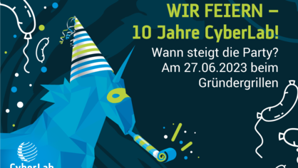 Das CyberLab feiert 10 Jahre Jubiläum und lädt am 27. Juni 2023 zum Gründergrillen ein. Im Hintergrund ist das für das CyberLab typische blaue Einhorn mit einem Partyhut und einer Partytröte abgebildet.