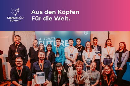 Gruppenfoto von Teilnehmenden beim StartupSÜD Summit. Oben links ist das StartupSÜD-Logo zu sehen, in der Mitte der Text „Aus den Köpfen – Für die Welt“.