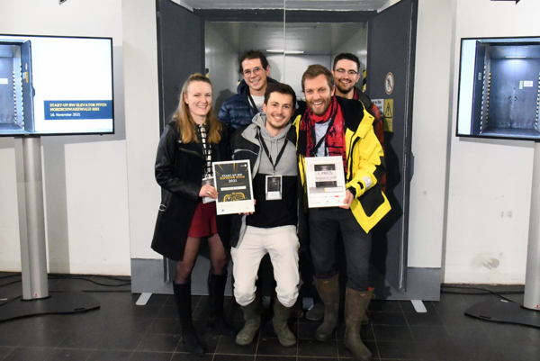 Gründerteam der heliopas.ai GmbH - fünf Personen - mit Urkunde.