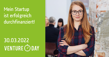 Event-Flyer 14. Karlsruher Venture Day. Textfeld links: Mein Startup ist erfolgreich durchfinanziert! 30.03.2022 Venture Day. Bild rechts: Eine junge Frau lächelt und lehnt an einer Backsteinmauer. Im Hintergrund unterhalten sich mehrere Personen an einem Tisch.