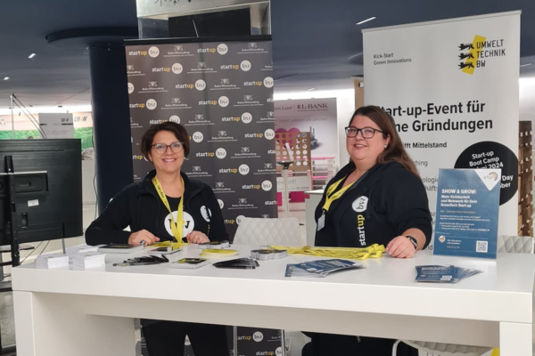 Zwei Teammitglieder von Start-up BW am Messestand beim KONGRESS BW 2023.