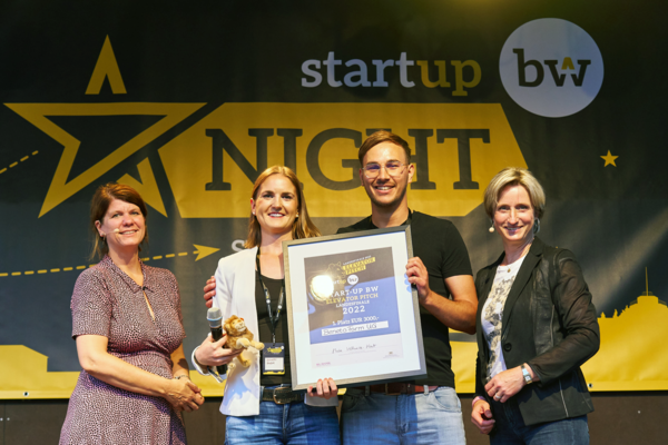 Siegerehrung Elevator Pitch 2022. Beneto Gründungsteam mit Urkunde, Ministerin Dr. Nicole Hoffmeister-Kraut und Cordula Bräuninger, L-Bank.