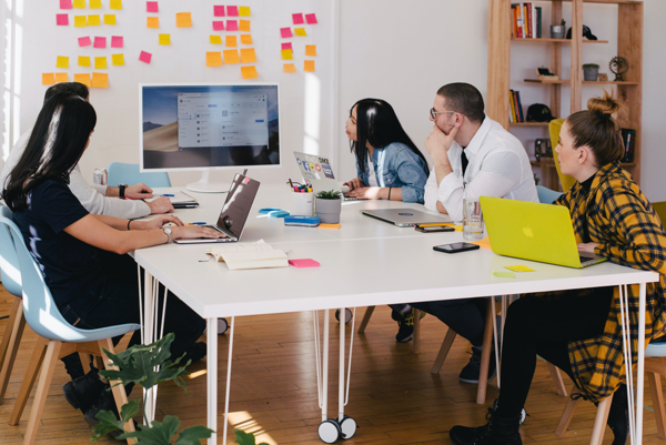 Besprechung eines diversen Teams in einem Büro.
