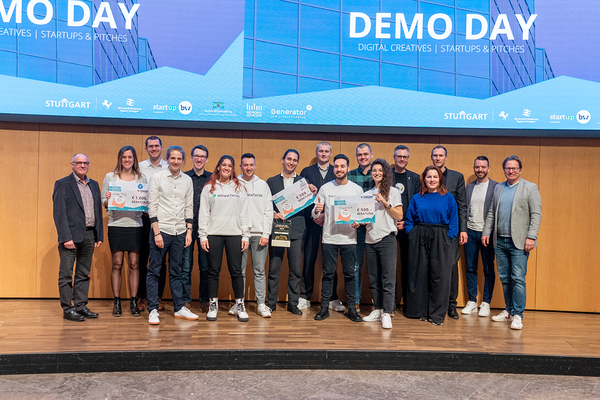 Gruppenfoto der Teilnehmenden beim 10. Sandbox Demo Day am 10.02.2023 in Stuttgart.