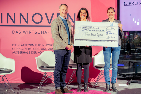 Leonie Dowling, Siegerin der Start-up WOW Challenge 2024 und Gründerin von MeinHaus.Digital mit Oberbürgermeister Brütting und Anja Wunderle. Bildrechte: Stadt Aalen.