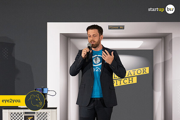 Teammitglied von eye2you bei dem Pitch auf der Bühne des Start-up BW Elevator Pitch Hightech Cup. Das Start-up eye2you belegte den ersten Platz in der Kategorie Life Sciences und Health Care.