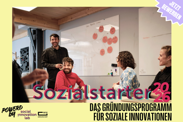 Key Visual für die Bewerbungsphase des Programms SOZIALSTARTER 2026 vom Social Innovation Lab Freiburg. Im Hintergrund sitzen mehrere Personen an einem Tisch und unterhalten sich.