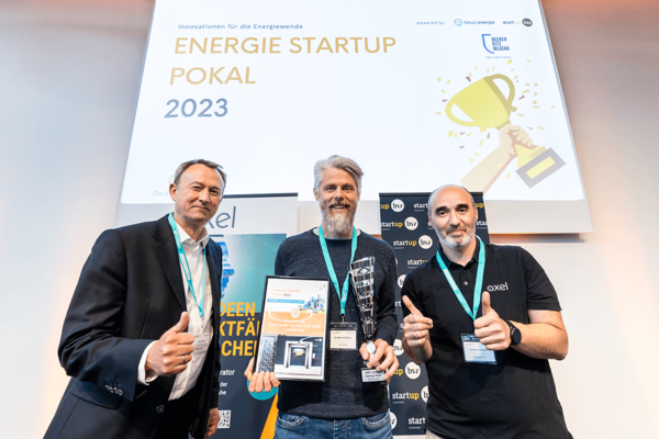 Fotoaufnahme der Siegerehrung beim Vorentscheid “AXEL Energie Startup Pokal” (von links nach rechts): Hilmar F. John, fokus.energie-Geschäftsführer, Dr. Markus Glatthaar, Co-Founder und CEO „PV2+ GmbH“, und Christos Klamouris, AXEL-Senior Project Manager. Bildrechte: Gustai/Pixelgrün.