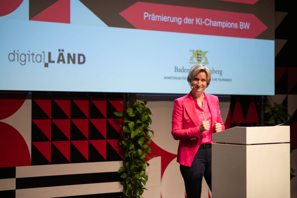 Wirtschaftsministerin Dr. Nicole Hoffmeister-Kraut hält eine Rede im Rahmen der Veranstaltung Digitalgipfel Wirtschaft 4.0 Baden-Württemberg 2023. Bildrechte: Michael M. Roth, MicialMedia.