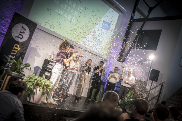 Fotoaufnahme von der Preisverleihung des MakeItMatter-Awards 2024 mit jubelnden Menschen hinter einem Konfettiregen.