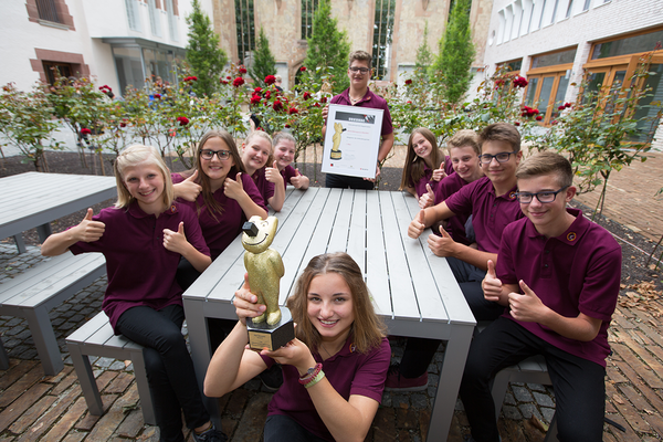 Ein Teamfoto der Gewinnerinnen und Gewinner von der Schlossbergschule, die den Würth Bildungspreis 2021 gewonnen haben.
