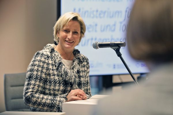 Wirtschaftsministerin Dr. Nicole Hoffmeister-Kraut steht an einem Rednerpult im Rahmen der Eröffnungsfeier für den KI Campus Ulm. Bildrechte: PEG Ulm mbH/Armin Buhl.
