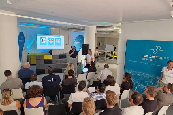 Mehrere Personen sitzen in einem Saal und nehmen an einem Seminar teil. Bildrechte: InnovationsCampus Mobilität der Zukunft. 