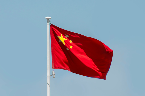 Ein Fahnenmast mit der chinesischen Flagge.