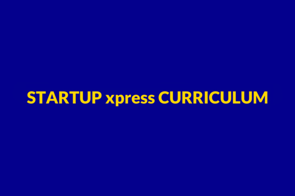Text: STARTUP xpress CURRICULUM in gelber Schrift auf dunkelblauem Hintergrund.