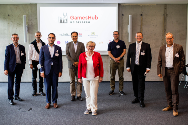 Gruppenbild Eröffnung GamesHub Heidelberg mit Ministerin Bauer.