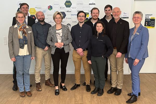 Wirtschaftsministerin Dr. Nicole Hoffmeister-Kraut mit Vertreterinnen und Vertreter des Landkreises Konstanz im Rahmen ihres Besuches. Bildrechte: Wirtschaftsministerium Baden-Württemberg.