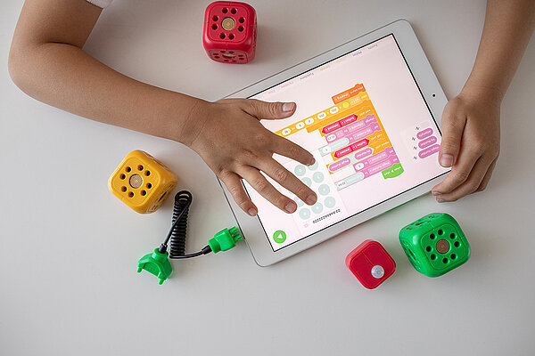 Kinderhände bedienen einen Tablet-Computer.