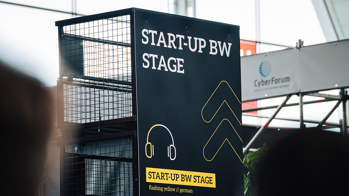 Wegweiser-Poster für die Start-up BW Stage beim Start-up BW Summit 2022.
