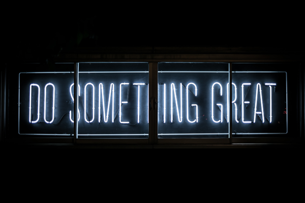 Neonschrift: "Do something great".