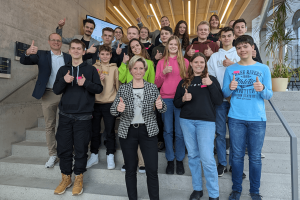 Gruppenbild der Teilnehmenden des Innovations-Workshops von Start-up BW Young Talents am 22. Februar 2024 mit Wirtschaftsministerin Dr. Nicole Hoffmeister-Kraut.