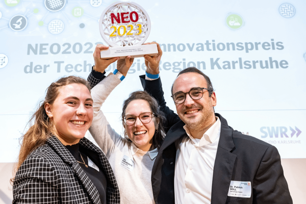 Bild mit den Preisträgerinnen und Preisträgern des NEO2023 - Der Innovationspreis der TechnologieRegion Karlsruhe. Bildrechte: ARTIS Uli Deck.