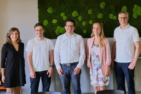 Gruppenfoto vom Start-up BW Pre-Seed-Entscheidungsgremium im Rahmen der zweiten Auswahlrunde im Jahr 2025. Von links nach rechts: Vera Schlenker (CyberForum e.V.), Alexandros Malikotsinas (LEA Partners GmbH), Philipp Hodapp (L-Bank), Kristina Frey (L-Bank), Henning Schimpf (Ministerium für Wirtschaft, Arbeit und Tourismus Baden-Württemberg).