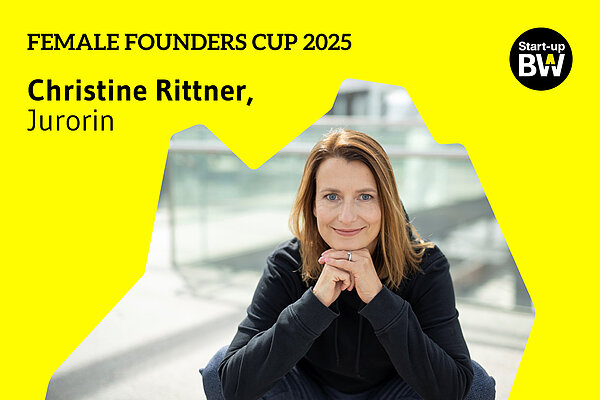 Porträtfoto von Christine Rittner, Jurorin beim Female Founders Cup 2025. Sie sitzt mit gefalteten Händen und lächelt in die Kamera. Über dem Bild steht der Text: „Female Founders Cup 2025 – Christine Rittner, Jurorin“ sowie das Logo von „Start-up BW“. Unten im Bild ist ein Zitat eingeblendet: „Einfach anfangen! Mut wird immer belohnt, und Fehler sind Teil des Weges – nicht das Ende.".