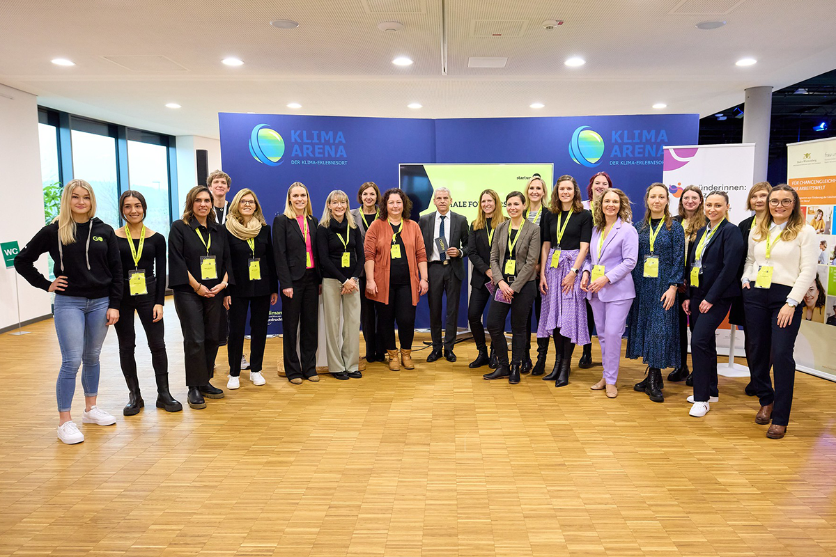 Gruppenbild Teilnehmerinnen Female Founders Cup 2023 mit Staatssekretär Dr. Patrick Rapp.