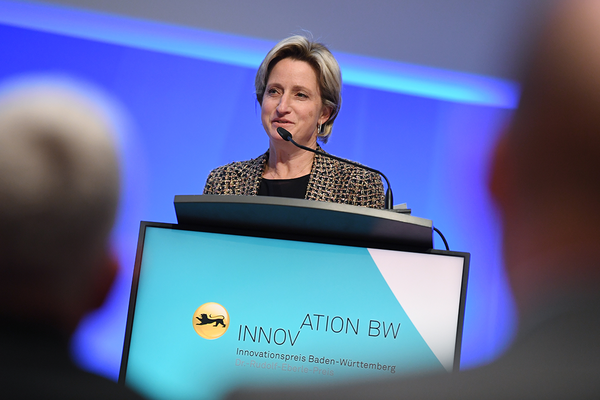 Wirtschaftsministerin Dr. Nicole Hoffmeister-Kraut hält eine Rede bei der Preisverleihung des Innovationspreises des Landes Baden-Württemberg 2022, dem sogenannten Dr.-Rudolf-Eberle-Preis.
