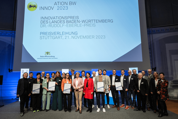 Preisträgerinnen und Preisträger des Innovationspreises des Landes Baden-Württemberg 2023 mit Wirtschaftsministerin Dr. Nicole Hoffmeister-Kraut. Fotograf: Reiner Pfisterer.
