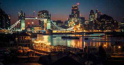 Nachtaufnahme der Tower Bridge in London, Großbritannien. 