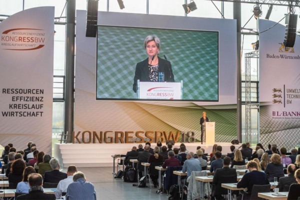 Wirtschaftsministerin Dr. Nicole Hoffmeister-Kraut am Rednerpult auf der Bühne beim Kongress BW 2018.