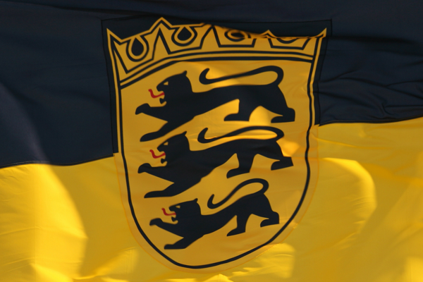 Landesflagge Baden-Württemberg (Schwarz und gelb, Wappen und drei Löwen).