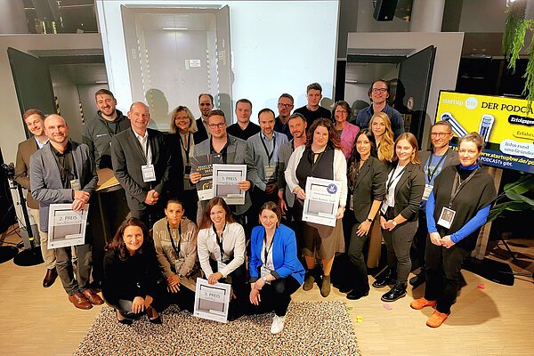 Gruppenfoto mit Teilnehmenden, Jury-Mitgliedern und Orga-Team des Elevator Pitch in Heilbronn am 17.11.2022.