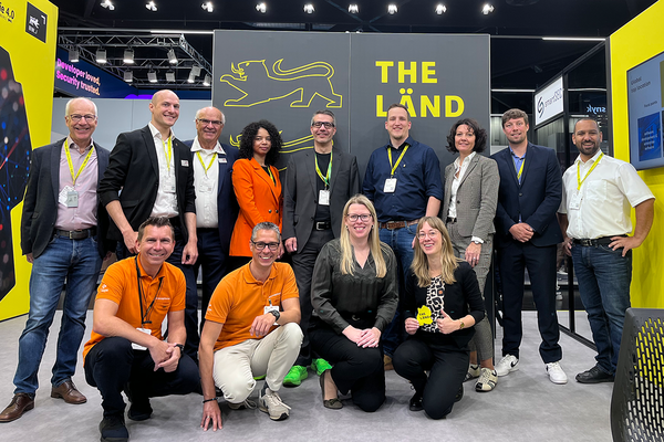 Gruppenfoto Aussteller auf dem Gemeinschaftsstand von THE LÄND auf der Messe it-sa in Nürnberg.