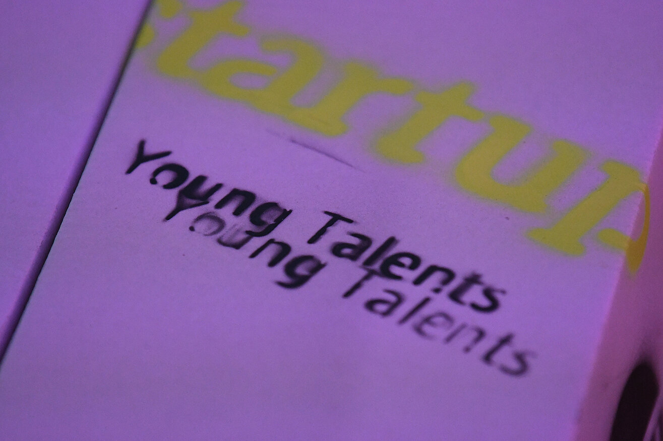 Ein T-Shirt mit gespraytem Aufdruck Start-up BW Young Talents.