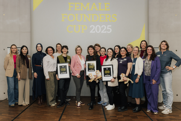 Gruppenbild auf der Bühne beim FEMALE FOUNDERS CUP 2025 am 3. November 2025 in Reutlingen. Bildrechte: Maik Jarek.