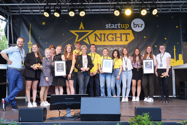 Gruppenfoto der Teilnehmenden des Wettbewerbs "Start-up BW Young Talents". Die Schülerinnen und Schüler stehen mit Wirtschaftsministerin Dr. Nicole Hoffmeister-Kraut auf der Bühne der Start-up BW Night in Stuttgart.