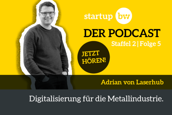 Flyer Start-up BW - DER PODCAST Staffel 2 Folge 5 mit Foto von Gründer Adrian Raidt des Start-ups Laserhub. Text: Jetzt hören! Adrian Raidt von Laserhub. Digitalisierung für die Metallindustrie. 