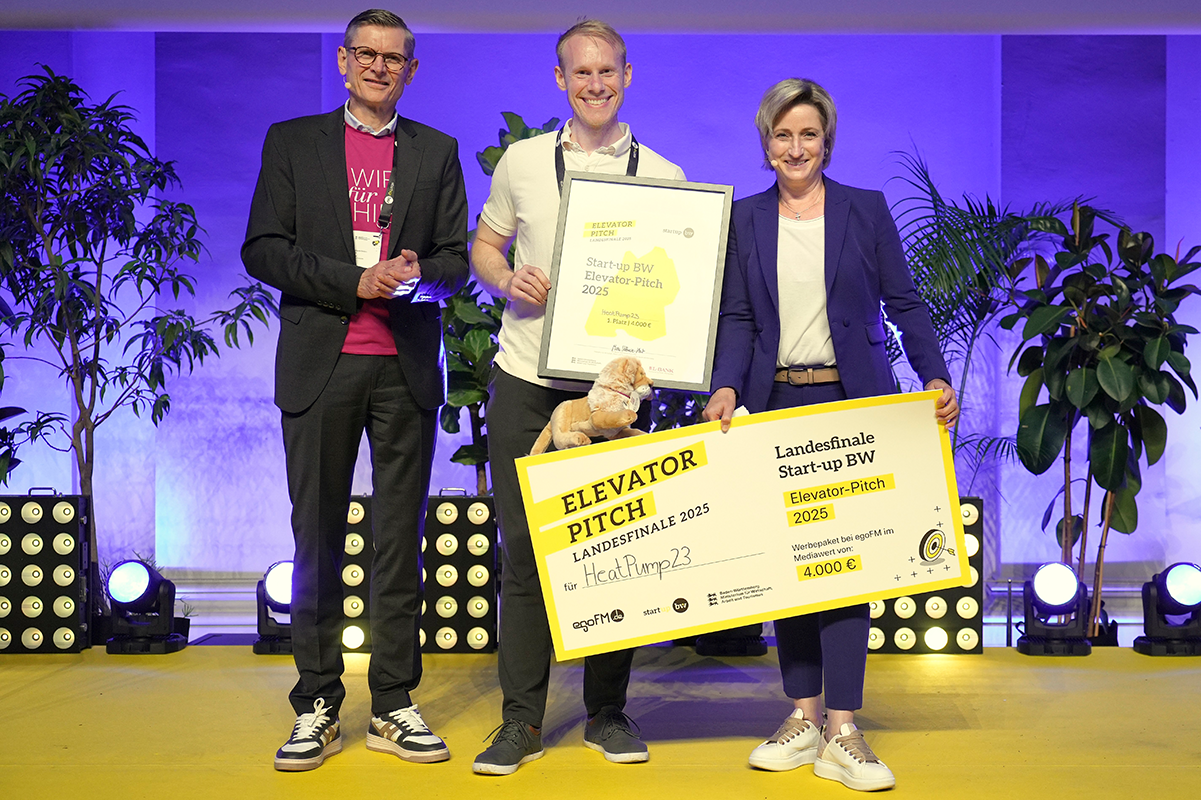 Sieger des Start-up BW Elevator Pitch Landesfinale 2025 mit Wirtschaftsministerin Dr. Nicole Hoffmeister-Kraut und Vorstandsmitglied der L-Bank Johannes Heinloth auf der Hauptbühne beim Start-up BW Summit 2025. Bildrechte: Kristijan Matic.