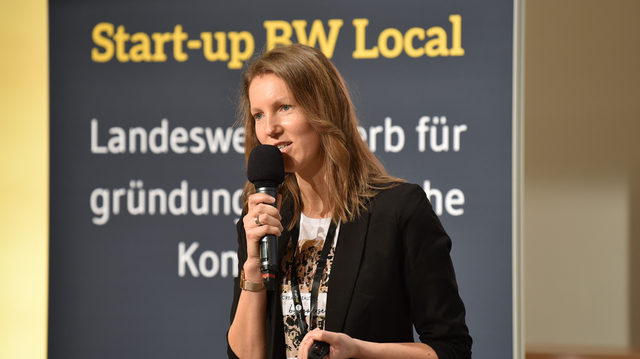 Junge Frau mit Mikrofon.