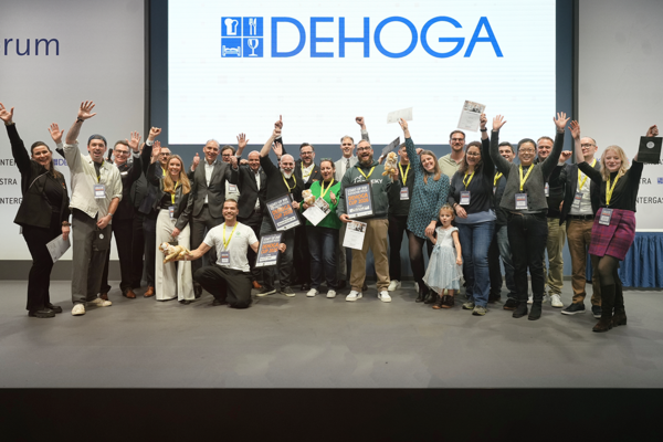 Gruppenfoto mit jubelnden Teilnehmenden beim DEHOGA CUP 2026 auf der DEHOGA-Bühne auf der INTERGASTRA 2026.