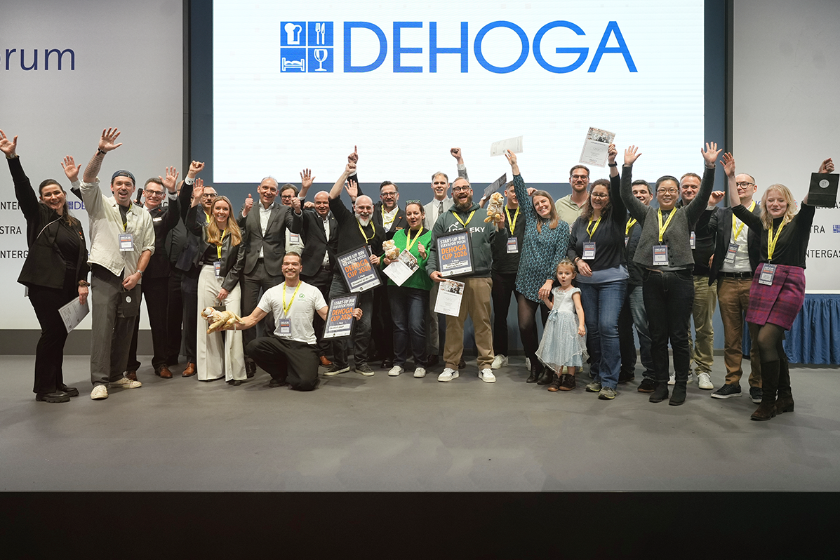 Gruppenfoto mit jubelnden Teilnehmenden beim DEHOGA CUP 2026 auf der DEHOGA-Bühne auf der INTERGASTRA 2026.